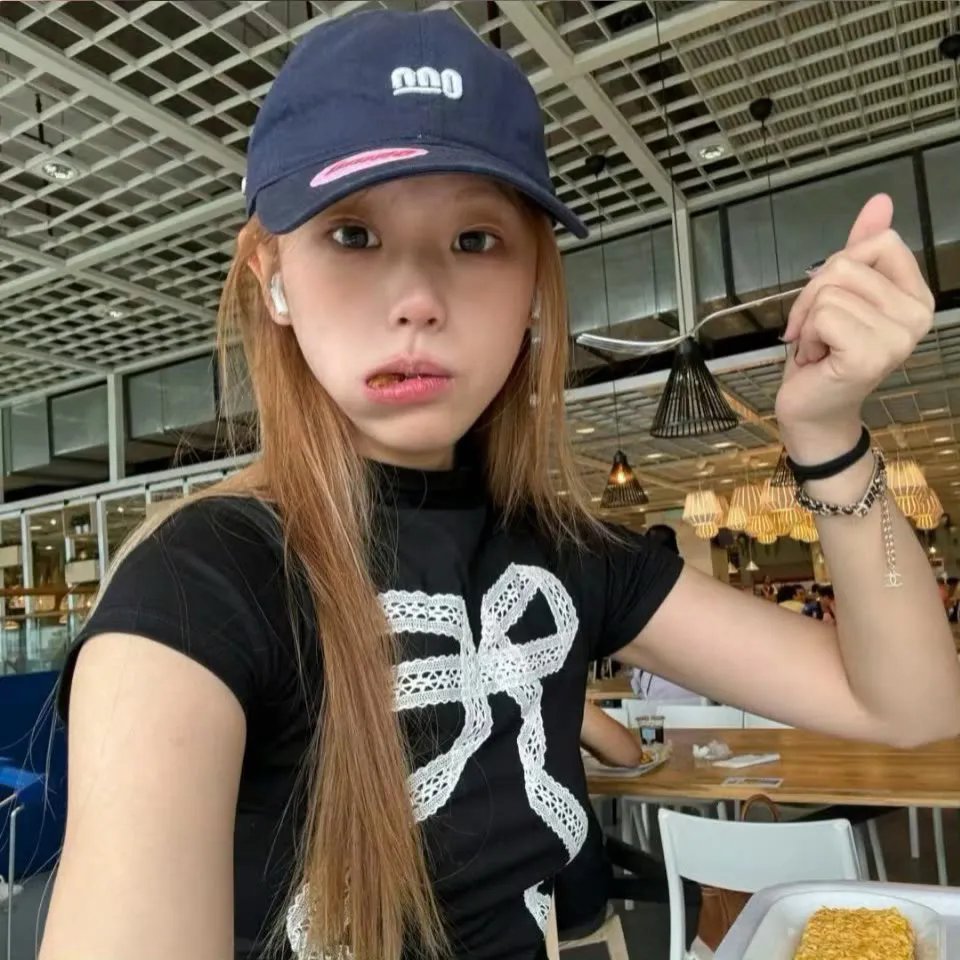穿黄睡衣的女孩